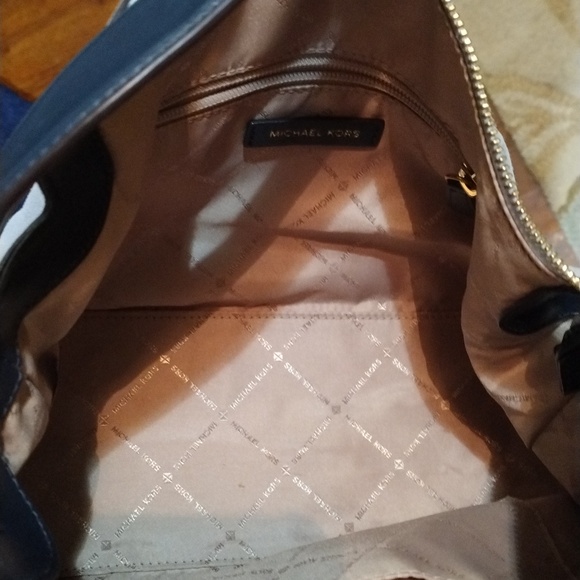 Michael Kors Blue suede crossbody bag - Picture 7 of 10